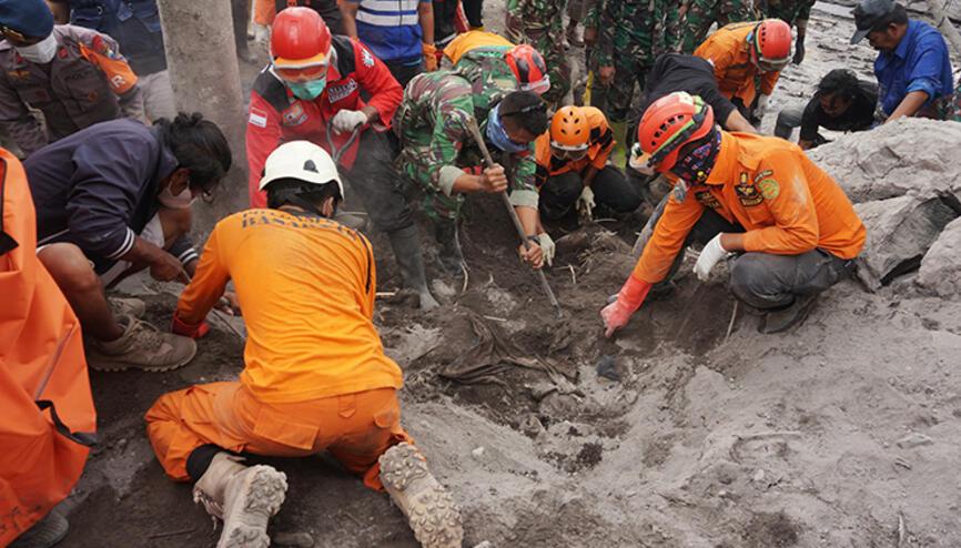 Endonezya’da yanardağ patlaması: Can kaybı 34’e yükseldi