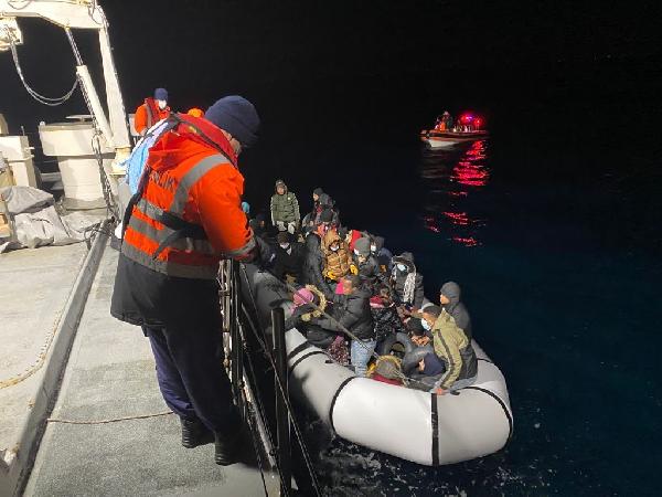 İzmir açıklarında 50 kaçak göçmen yakalandı