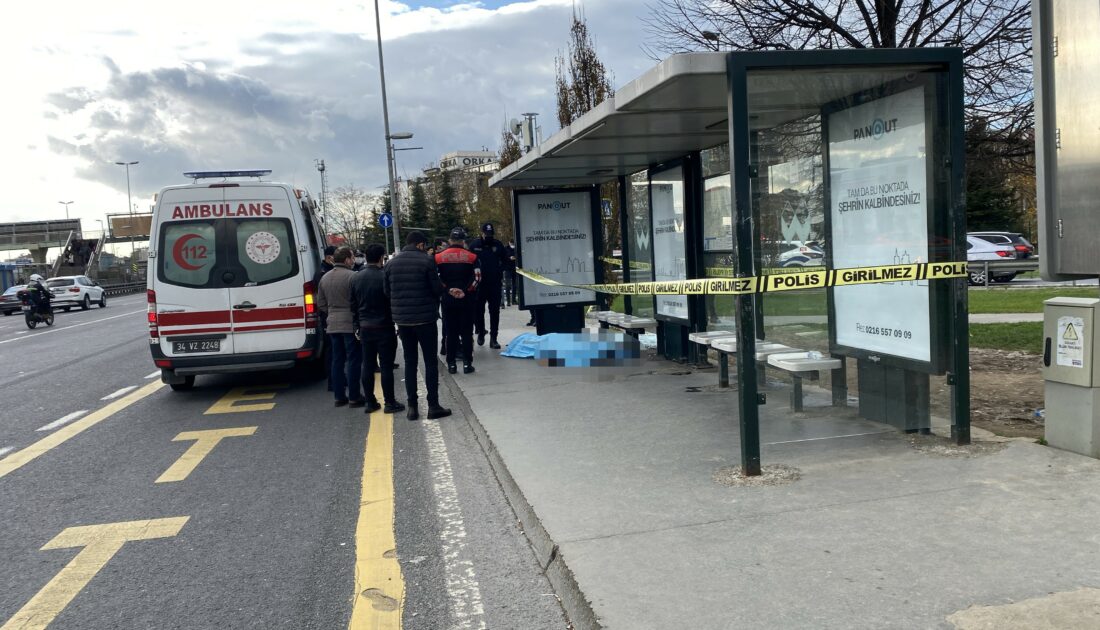 Otobüs durağında sevgilisiyle tartışan adam kendini vurdu