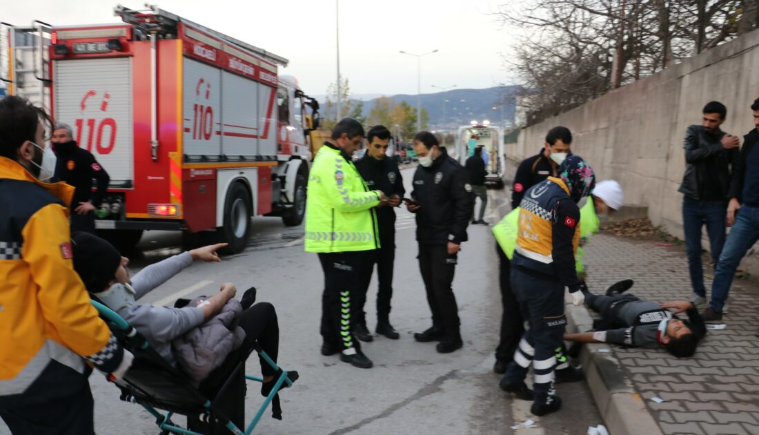 Servis minibüsü temizlik kamyonu ile çarpıştı: 8 yaralı