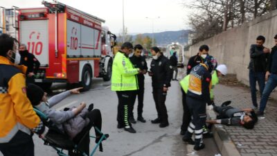 Servis minibüsü temizlik kamyonu ile çarpıştı: 8 yaralı