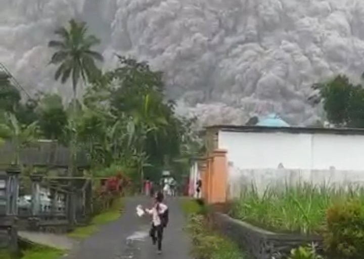 Semeru Yanardağı’nda patlama