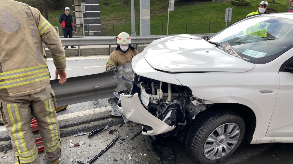 E-5’te kaza… Bariyerlere ok gibi saplandı