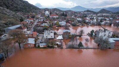 Sel suları mahalleyi gölete çevirdi