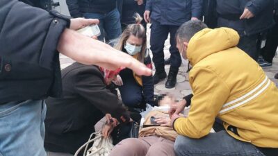 Bıçaklanan kadını ölümden jandarma kurtardı