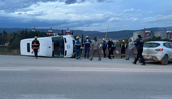 Gemlik’te işçi servisi ile otomobil çarpıştı