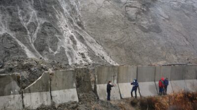 Ayvalık’ta atık dağı çöktü, dereye ağır metal doldu