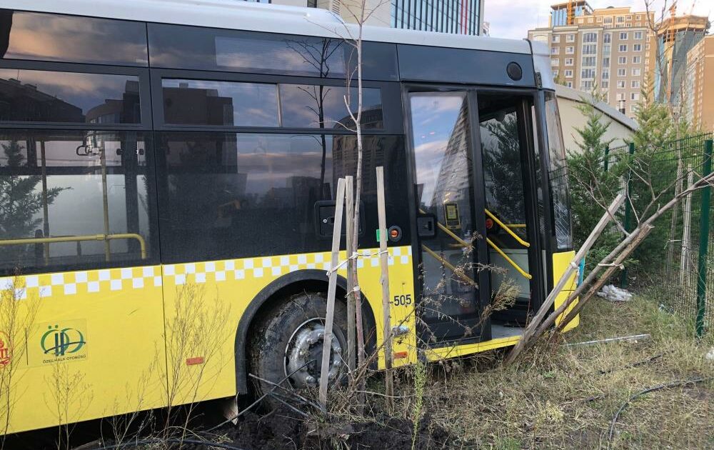 Freni patlayan otobüs, park halindeki araca çarparak durabildi