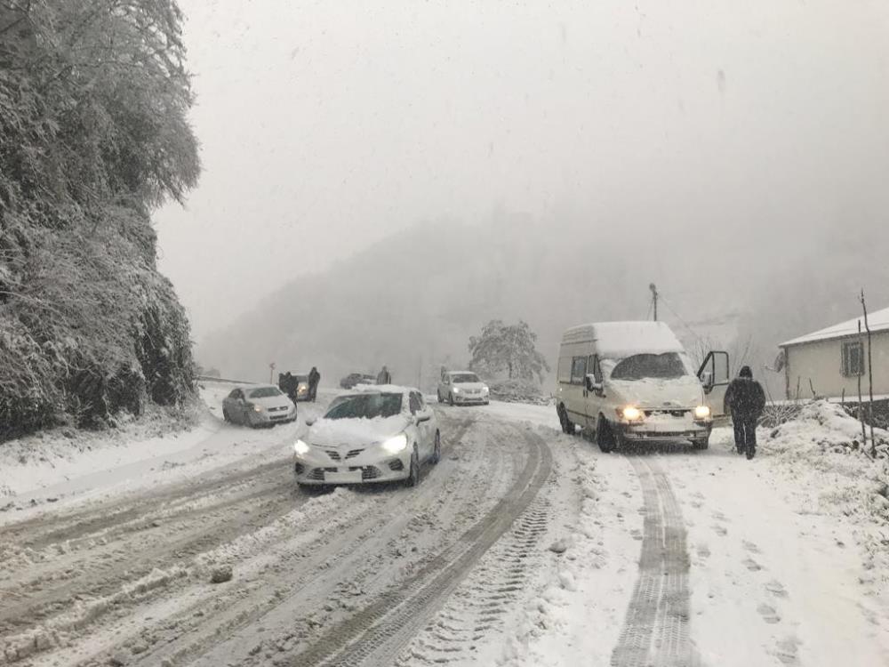 Trabzon’da hava yolu ulaşımına kar engeli