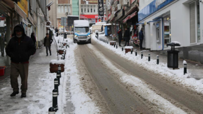 Artvin’de buzlanma ve kar yağışı nedeniyle okullar yine tatil edildi