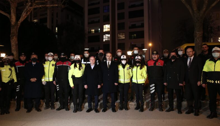 Bursa protokolü yılbaşı gecesi görev yapan polis memurlarını yalnız bırakmadı