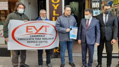 EYT’lilerden Babacan’a pankartlı dosyalı karşılama