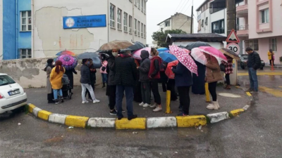 7 yaşındaki kız çocuğunun okulda tacize uğradığı iddiası velileri sokağa döktü