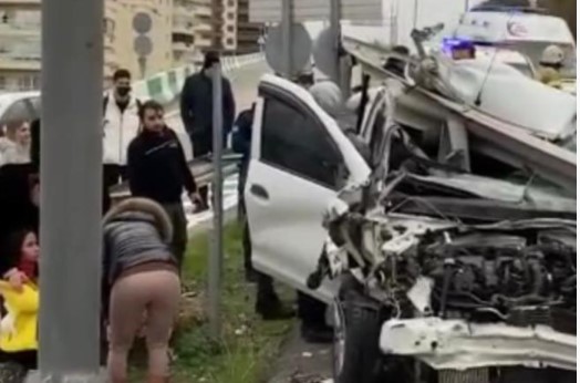 Bursa’da mucize kurtuluş! Bariyere saplanan otomobilde burnu bile kanamadı…