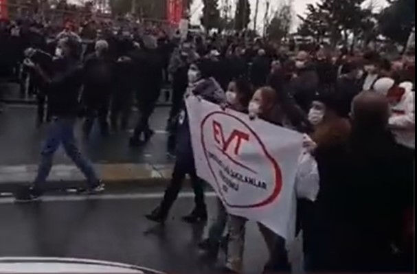 EYT’liler DİSK’in mitingine damga vurdu! Yoğun katılım sağlandı…