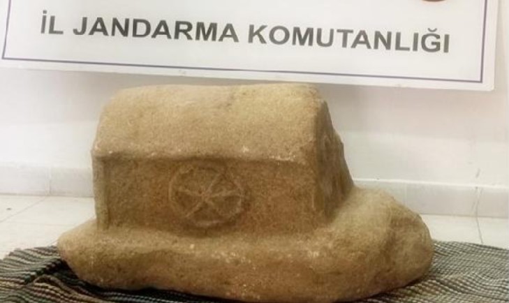 Roma dönemi çocuk lahdini jandarmaya satmaya çalışırken yakalandılar