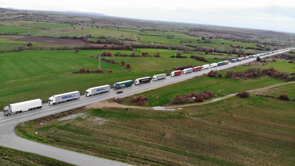 Sınırda 25 kilometre TIR kuyruğu