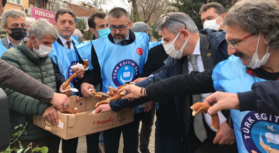 Türk Eğitim-Sen’den Bursa’da ‘yarım simit’ eylemi