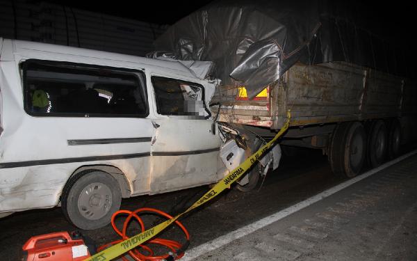 TIR’a çarpan minibüsteki 2 kişi öldü