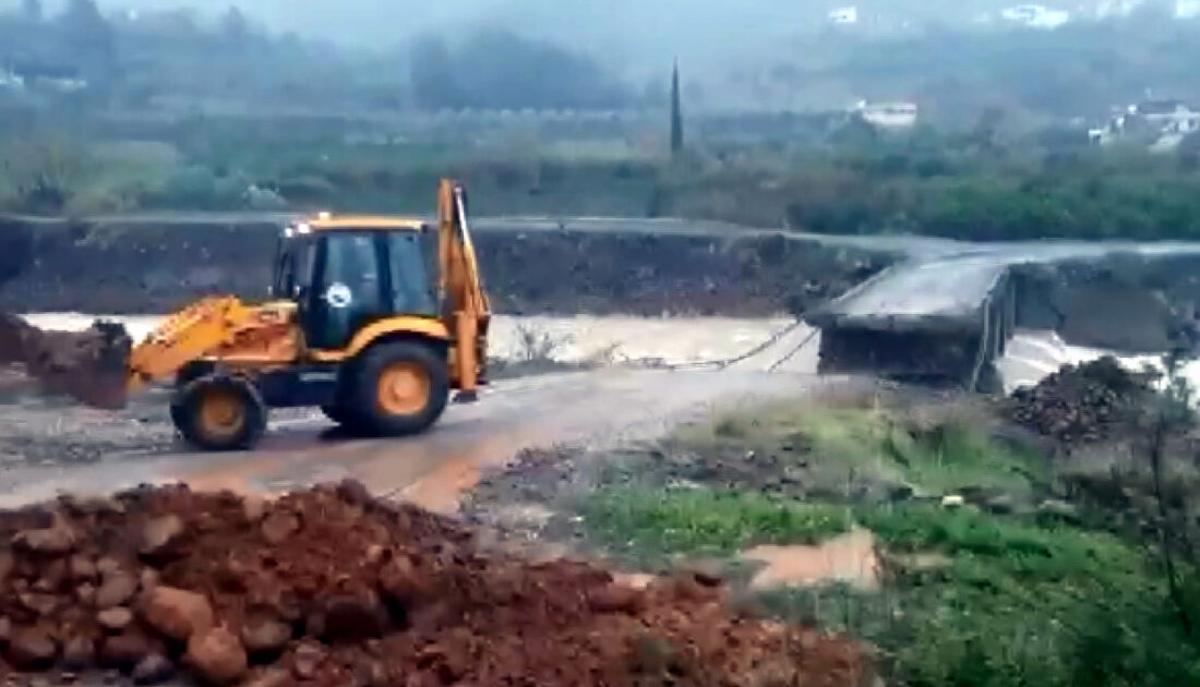 Sağanak yağış köprüleri yıktı!