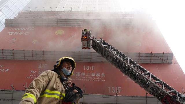 Hong Kong’da Dünya Ticaret Merkezi’nde yangın: Mahsur kalanlar var