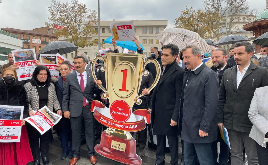 İYİ Parti Bursa ve İstanbul İl Başkanlarından ortak eylem: AK Parti’ye ‘Zam Kupası!’