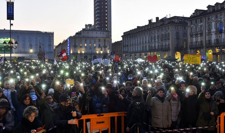 İtalya’da açık havada maske zorunluluğu getirildi