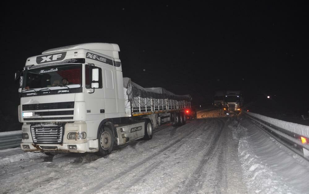 Yüksekova-Van karayolunda 20 TIR mahsur kaldı