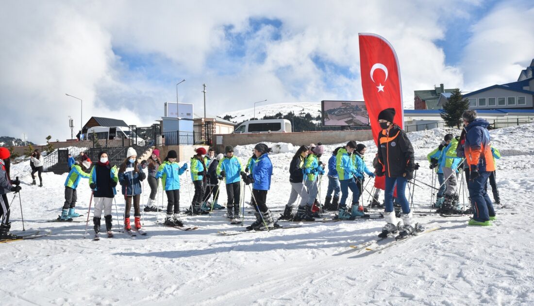 Bursa’da öğrencilerin kayak heyecanı