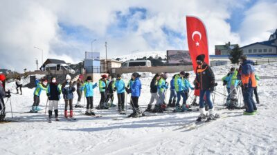 Bursa’da öğrencilerin kayak heyecanı