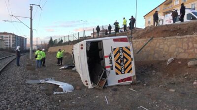 İşçi servisi şarampole uçtu: 15 yaralı