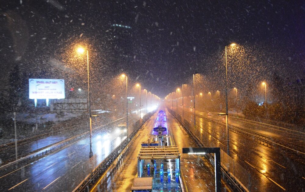 İstanbul’da kar yağışı aralıklarla devam etti