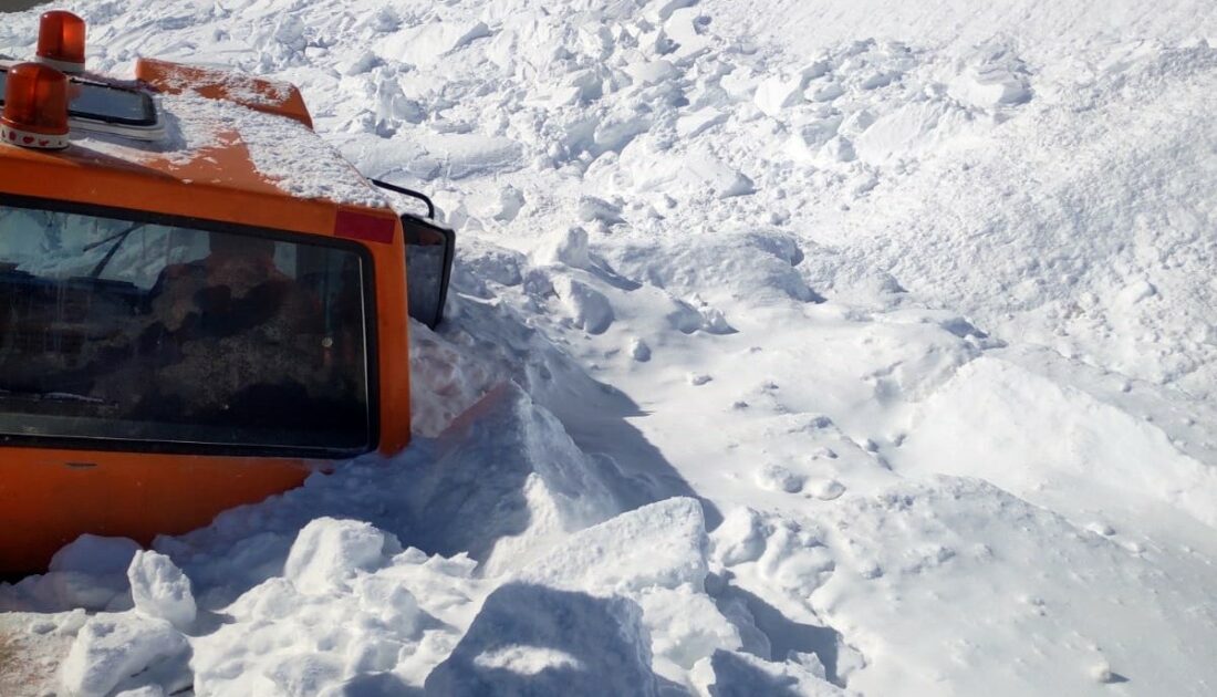 Yüksekova-Şemdinli karayolunda ekiplerin üzerine çığ düştü