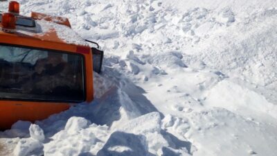 Yüksekova-Şemdinli karayolunda ekiplerin üzerine çığ düştü