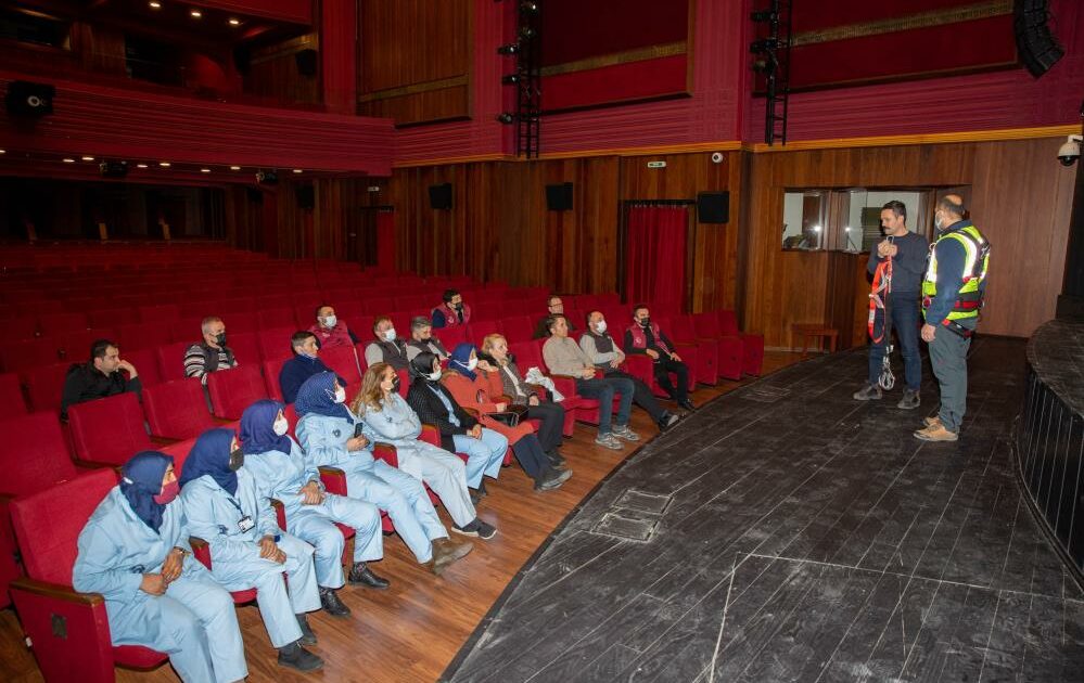 Bursa’da sahne tasarımcılarına ‘yüksekte çalışma’ eğitimi