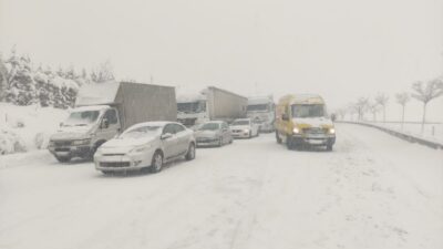 Yoğun kar yağışı Yalova-Bursa arasını trafiğe kapattı!