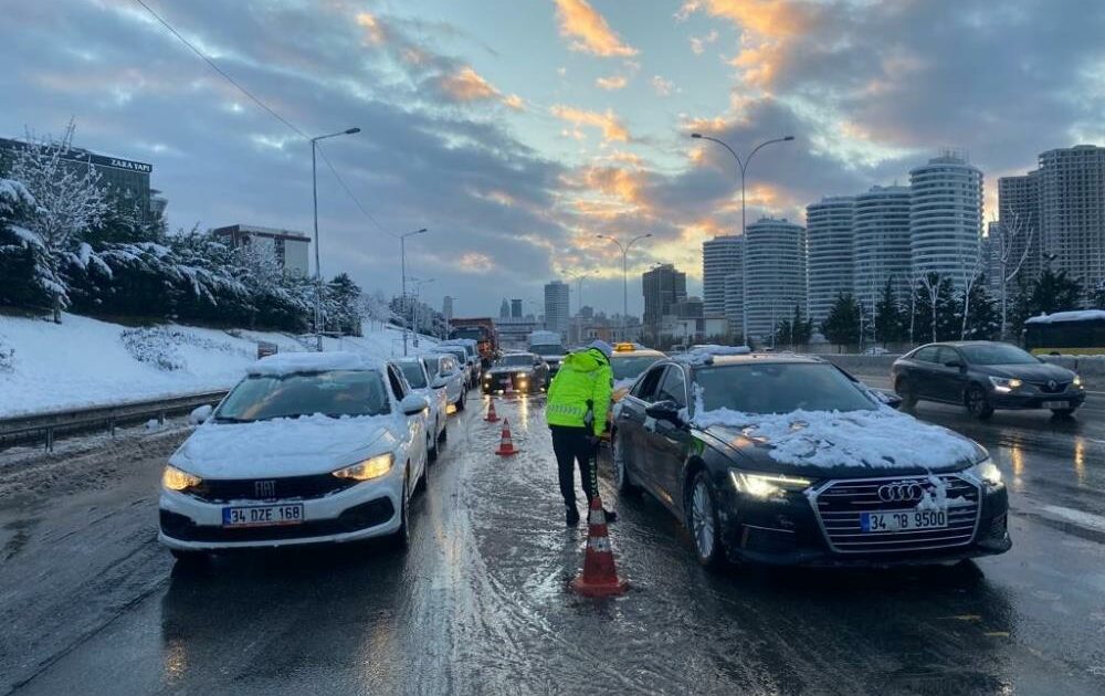 İstanbul Valisi Yerlikaya: Özel araçlarınızı kaldırın