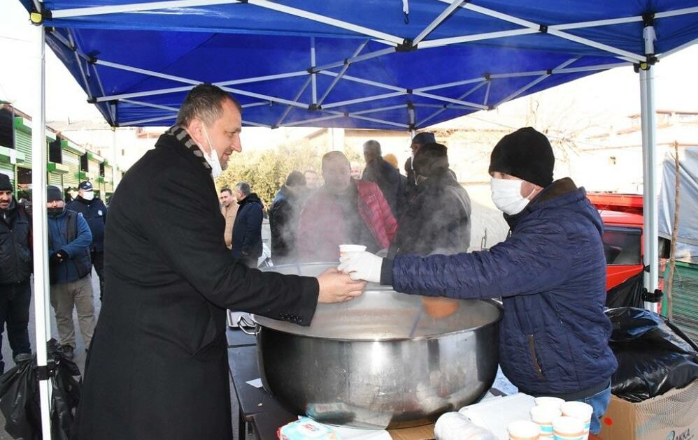 İznik’te pazarcıların içini ısıtan ikram