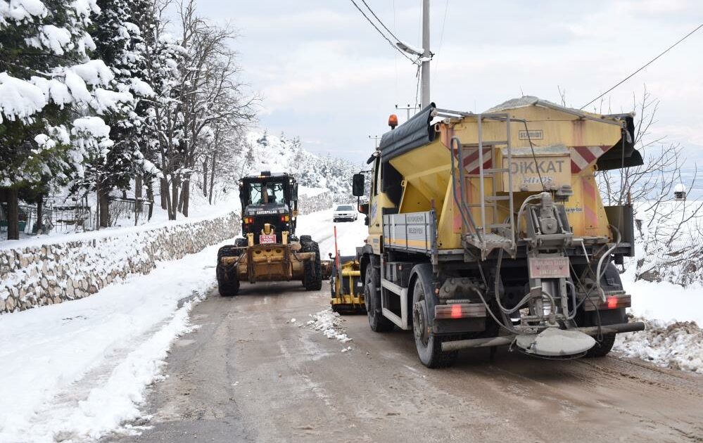 Bursa’da Büyükşehir’in kar nöbeti devam ediyor