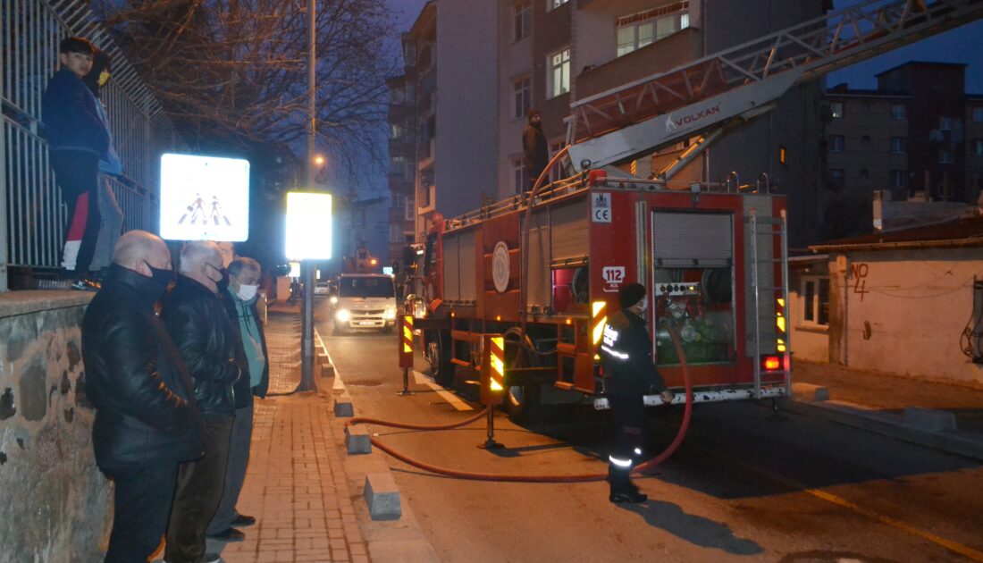 Çatı yangını mahalleliyi sokağa döktü