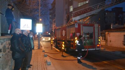 Çatı yangını mahalleliyi sokağa döktü