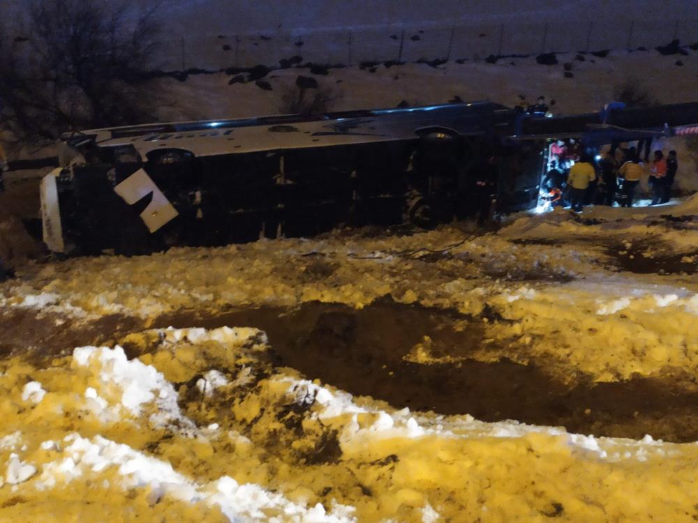 TIR’la çarpışan yolcu otobüsü şarampole devrildi: 3’ü ağır 28 yaralı