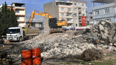 Osmangazi Belediyesi riskli alanda yıkımlara devam ediyor