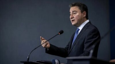 Babacan: Ağlayarak günlüğüne yazacağı şeyler için Resmi Gazete’yi kullanıyor