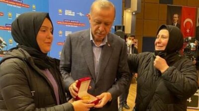 Erdoğan, üniversite öğrencisine altın bilezik hediye etti