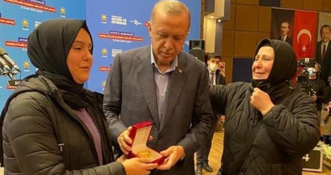 Erdoğan, üniversite öğrencisine altın bilezik hediye etti