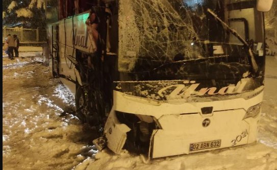 Yolcu otobüsü bariyerlere çarptı: 30 yaralı