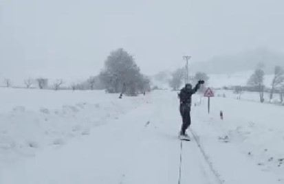 Bursa’da snowboard yaparak sokakları gezdi