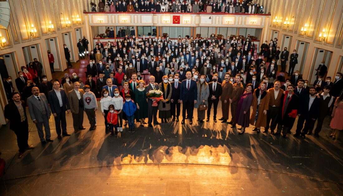 Bakan Gül, hakim ve savcı adaylarıyla tiyatro oyunu izledi