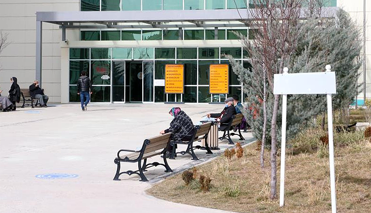 Tedavi için getirildiği hastanede donarak öldü